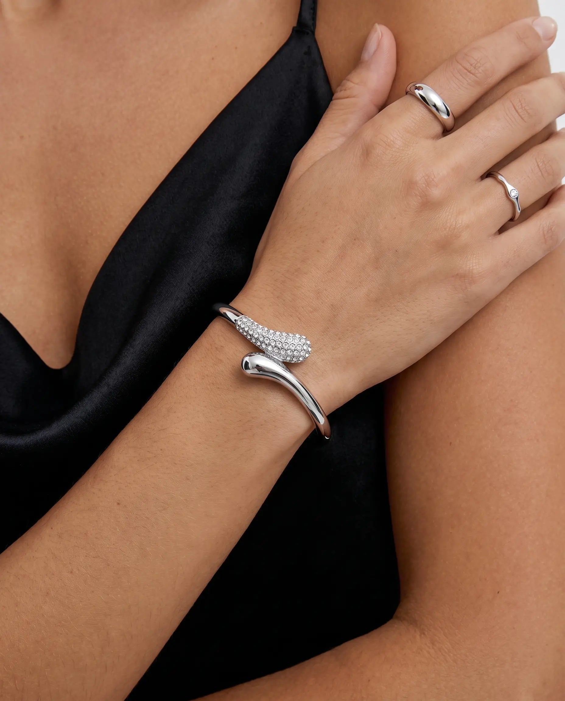 cascalia-ai bracelet-226-S_lifestyle1_a2+ring111-S+ring303-S.png