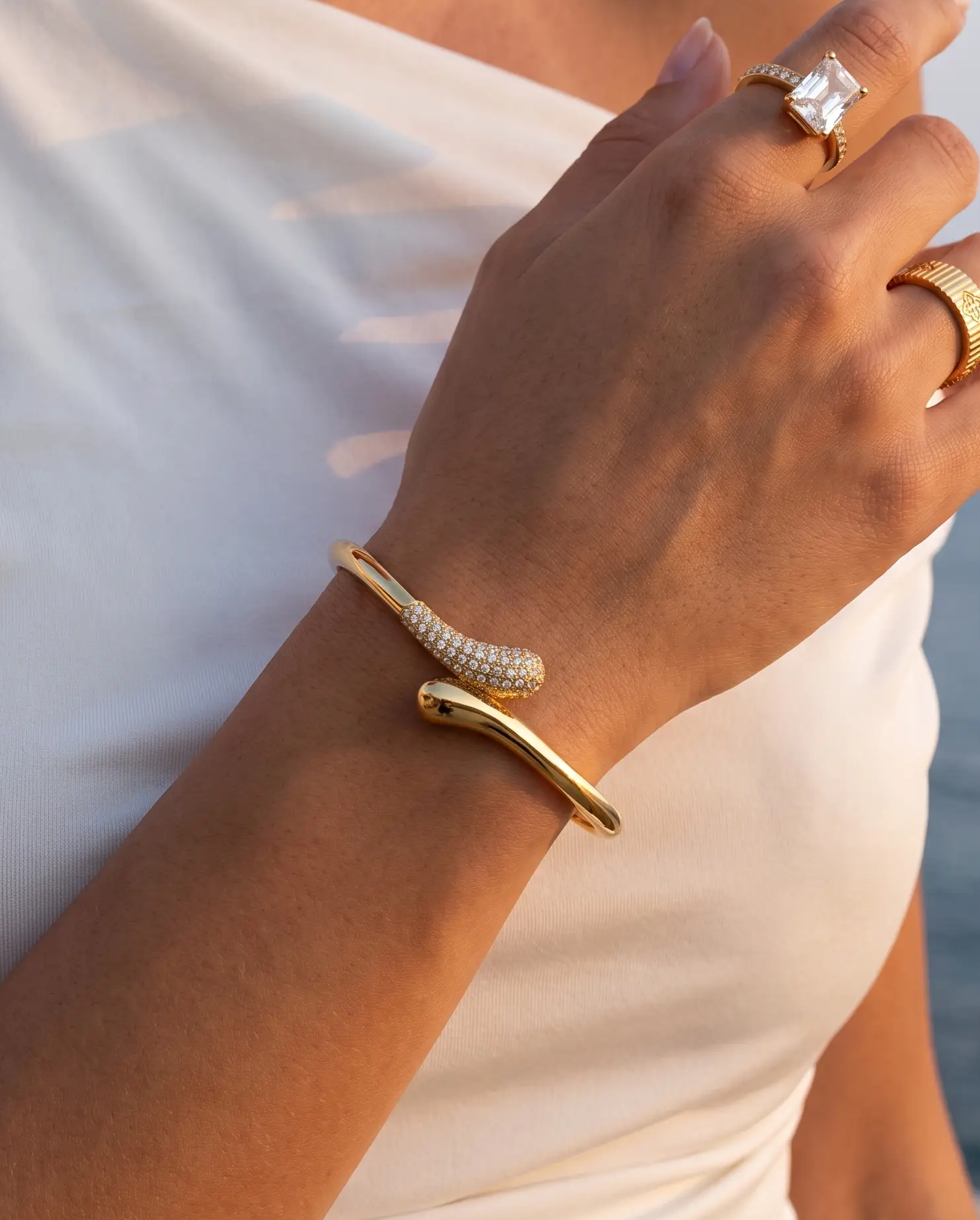 cascalia-ai bracelet-226_studio2_a3+ring410+ring412.png