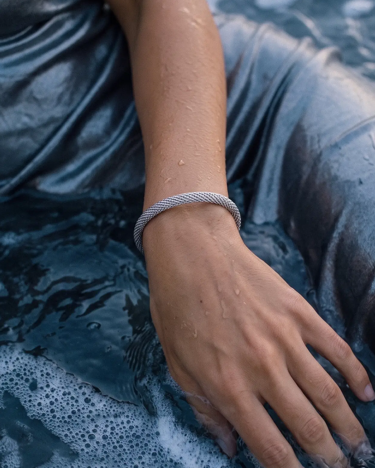 cascalia-ai bracelet-234-S_lifestyle1_a1+solo.png