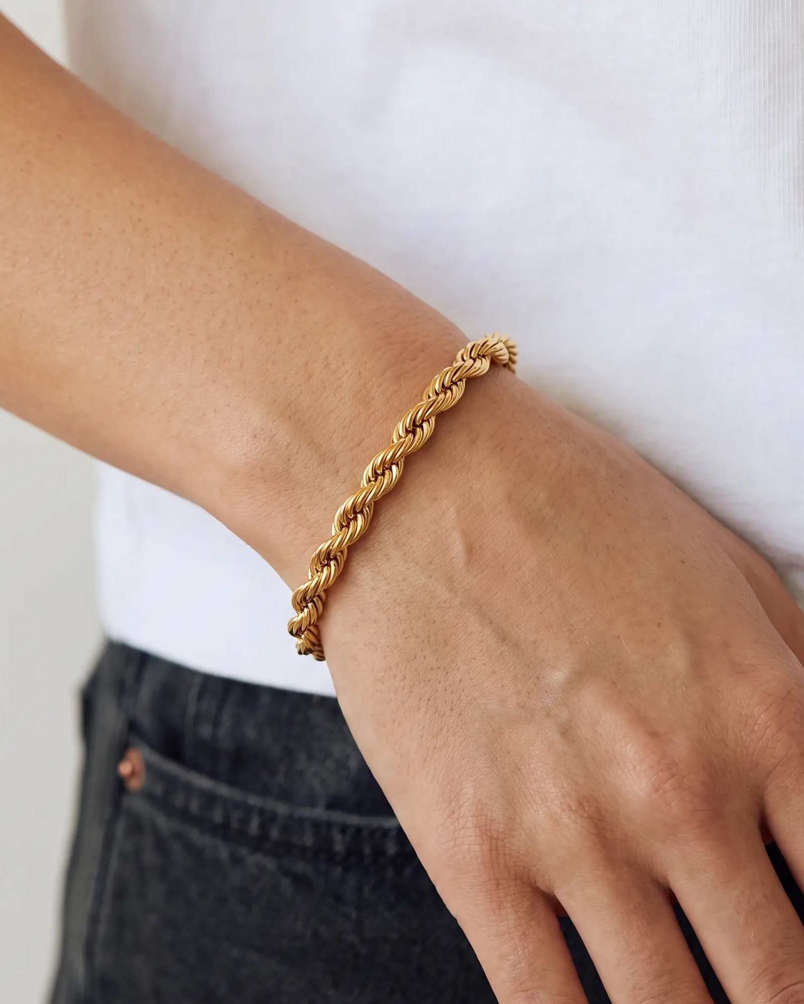 cascalia-ai bracelet-416-5mm_studio1_a2+solo.png
