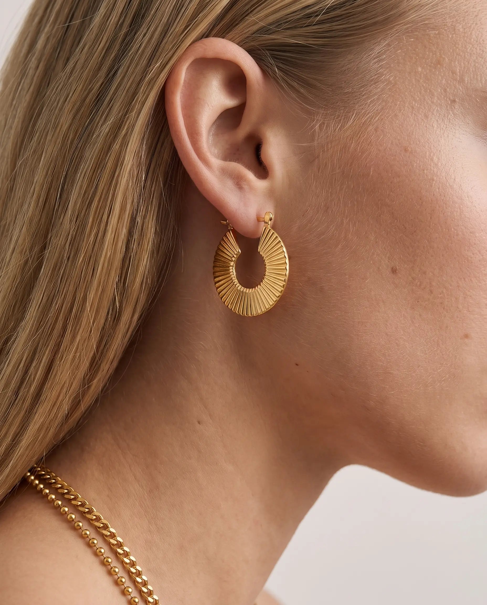 cascalia-ai earrings-29_studio1_a2+necklace324.png