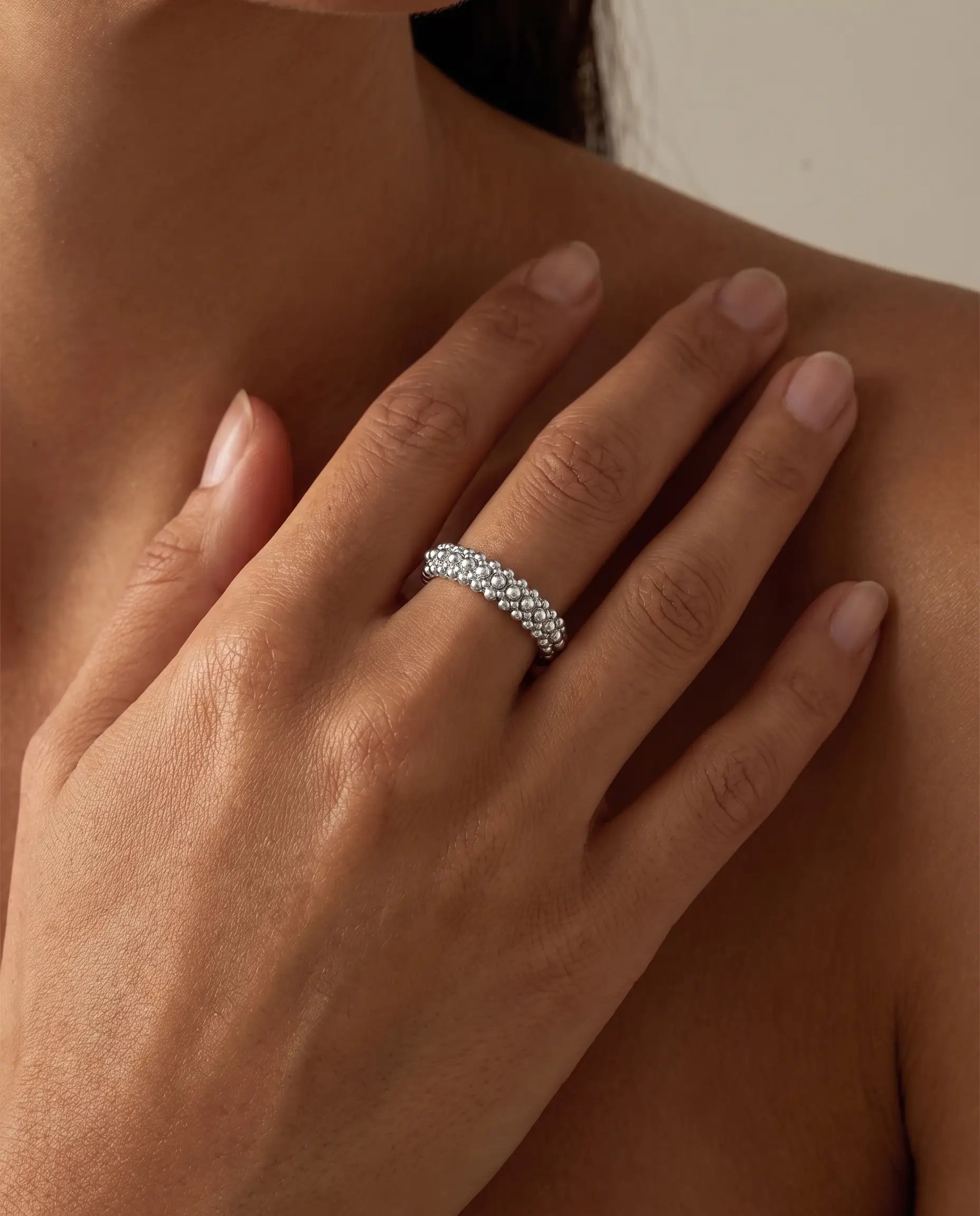cascalia-ai ring-117-S_lifestyle1_a2+solo.png