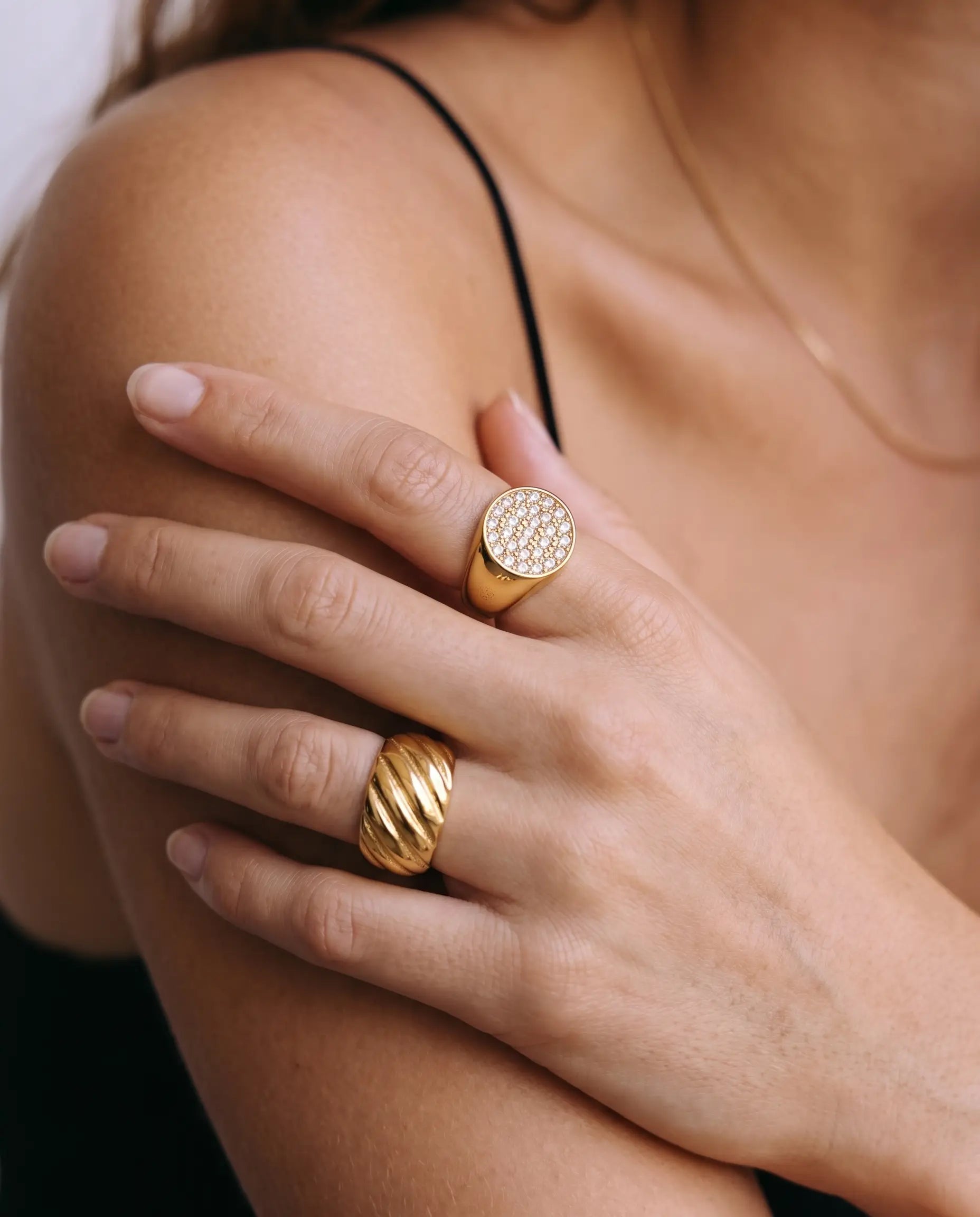 cascalia-ai ring-141_lifestyle1_a3+ring154.png