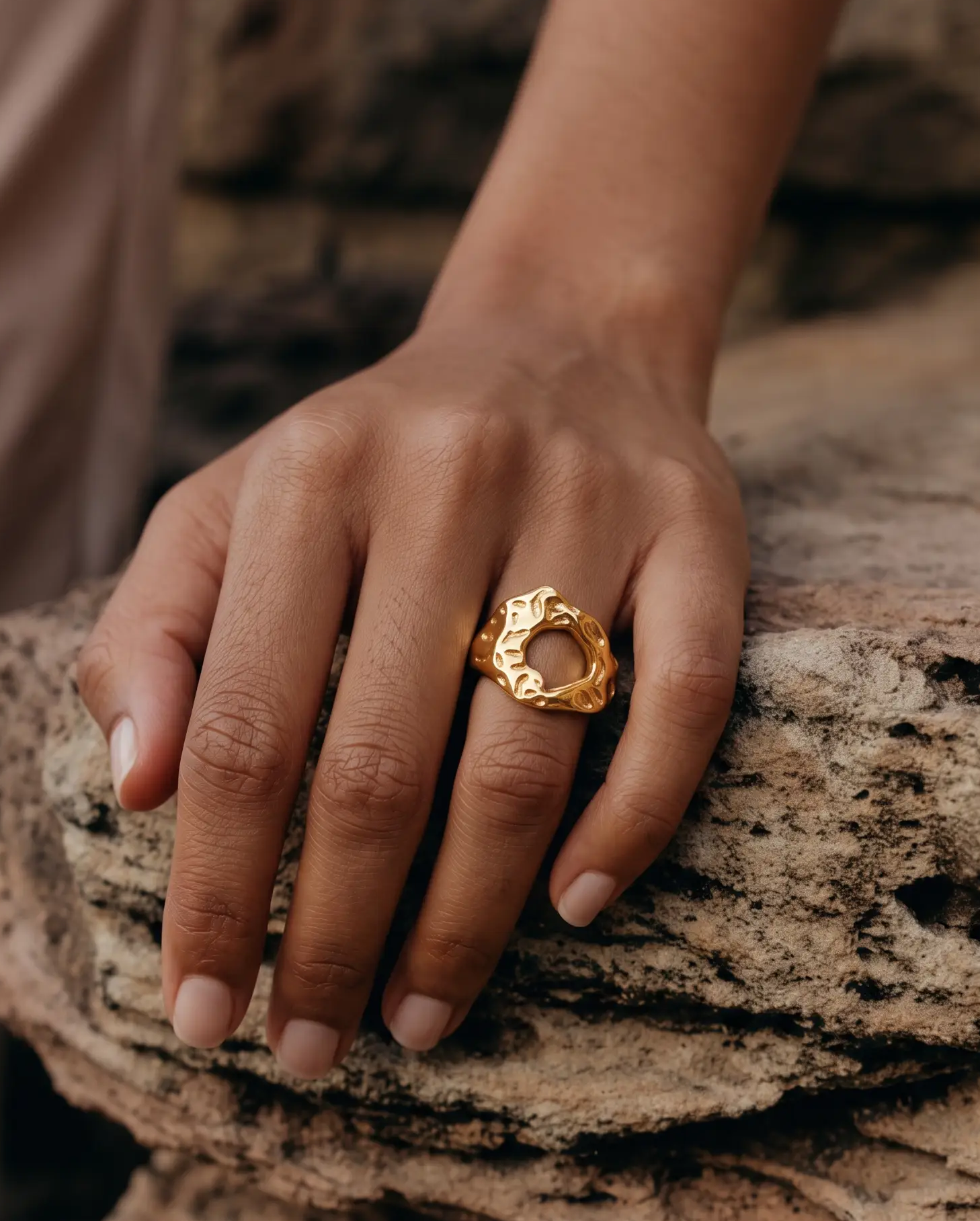 cascalia-ai ring-143_lifestyle1_a3+ring128.png