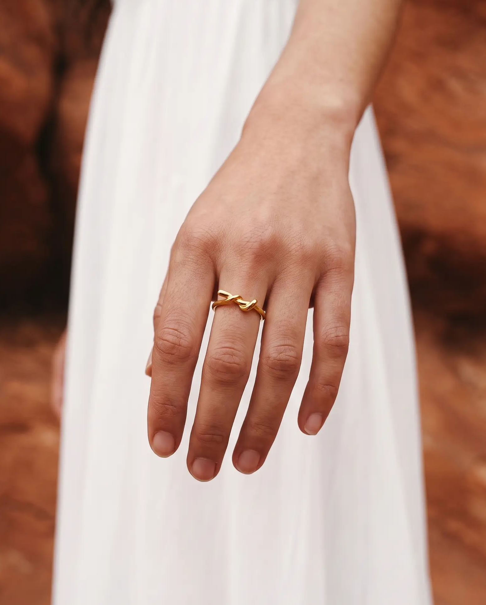 cascalia-ai ring-305_lifestyle1_a3+solo.png