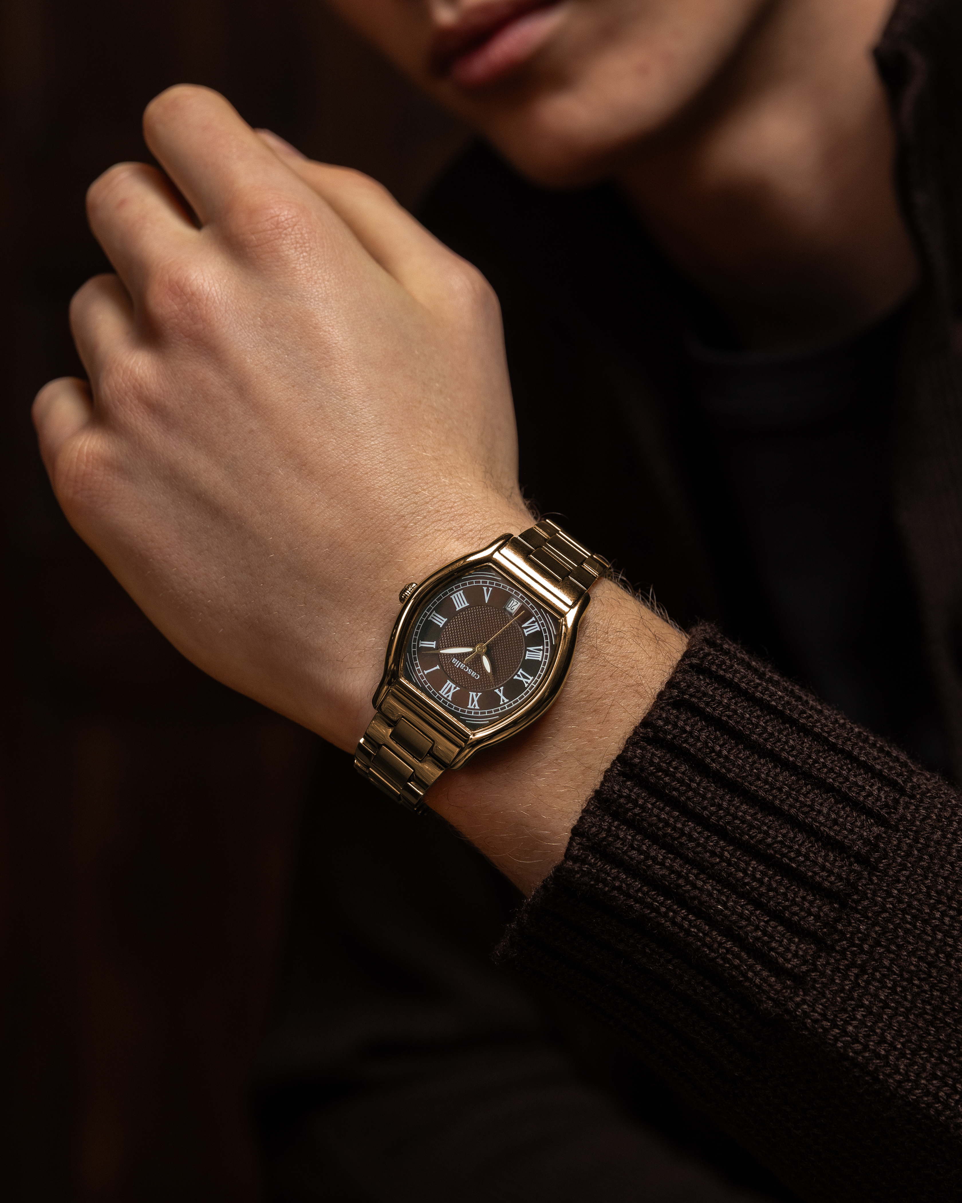 Caratello Rosegold Automatic Brown watch on a model's wrist — close-up of rose gold bracelet and brown dial, lifestyle view 3