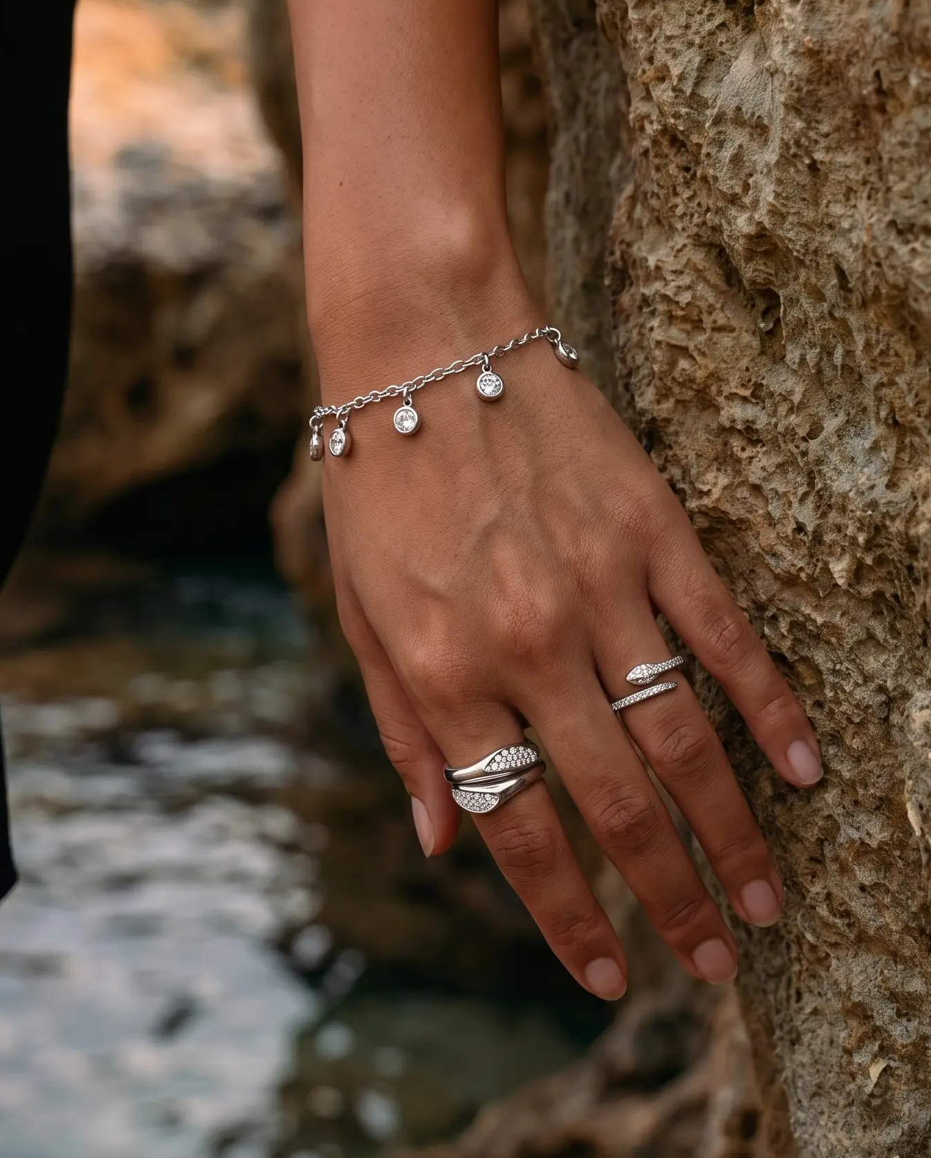 cascalia-ai bracelet-185-S_studio1_a2+ring95-S+ring300-S.png