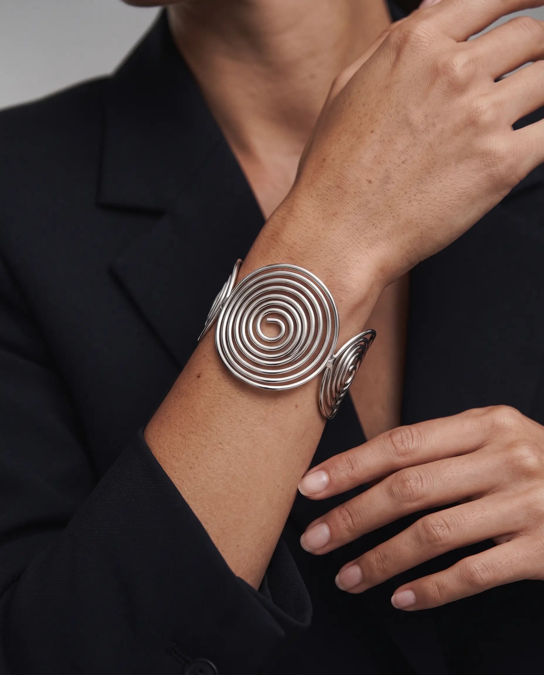 cascalia-ai bracelet-225-S_lifestyle1_a1+solo.png