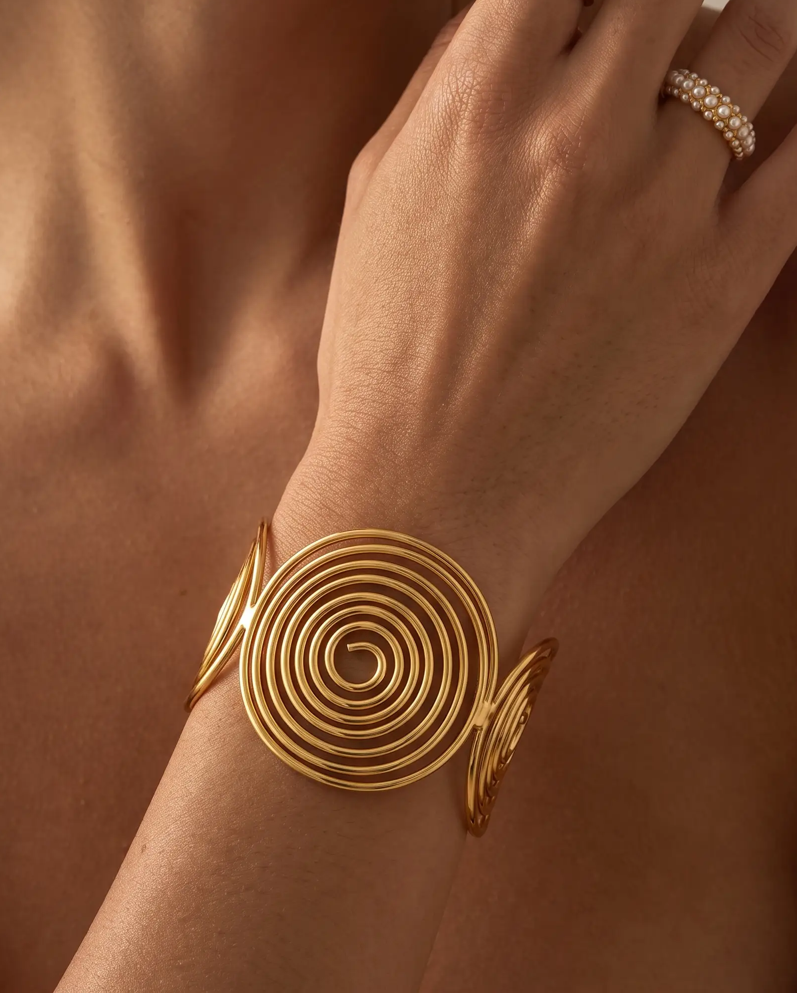 cascalia-ai bracelet-225_lifestyle1_a3+ring117+ring305.png