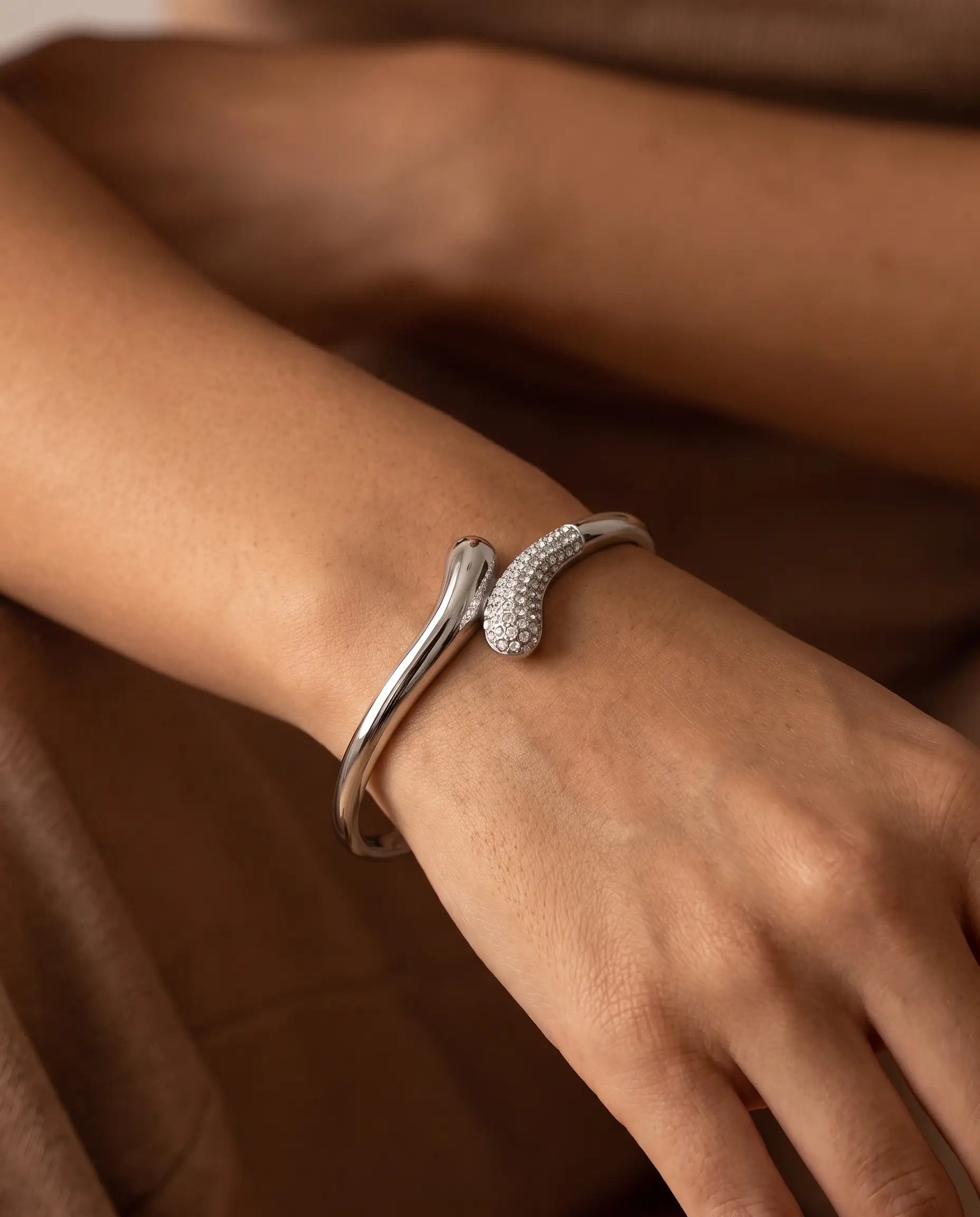 cascalia-ai bracelet-226-S_lifestyle1_a1+solo.png