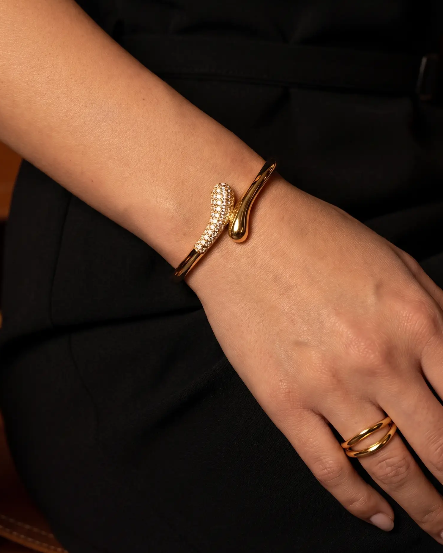 cascalia-ai bracelet-226_lifestyle1_a3+ring110.png