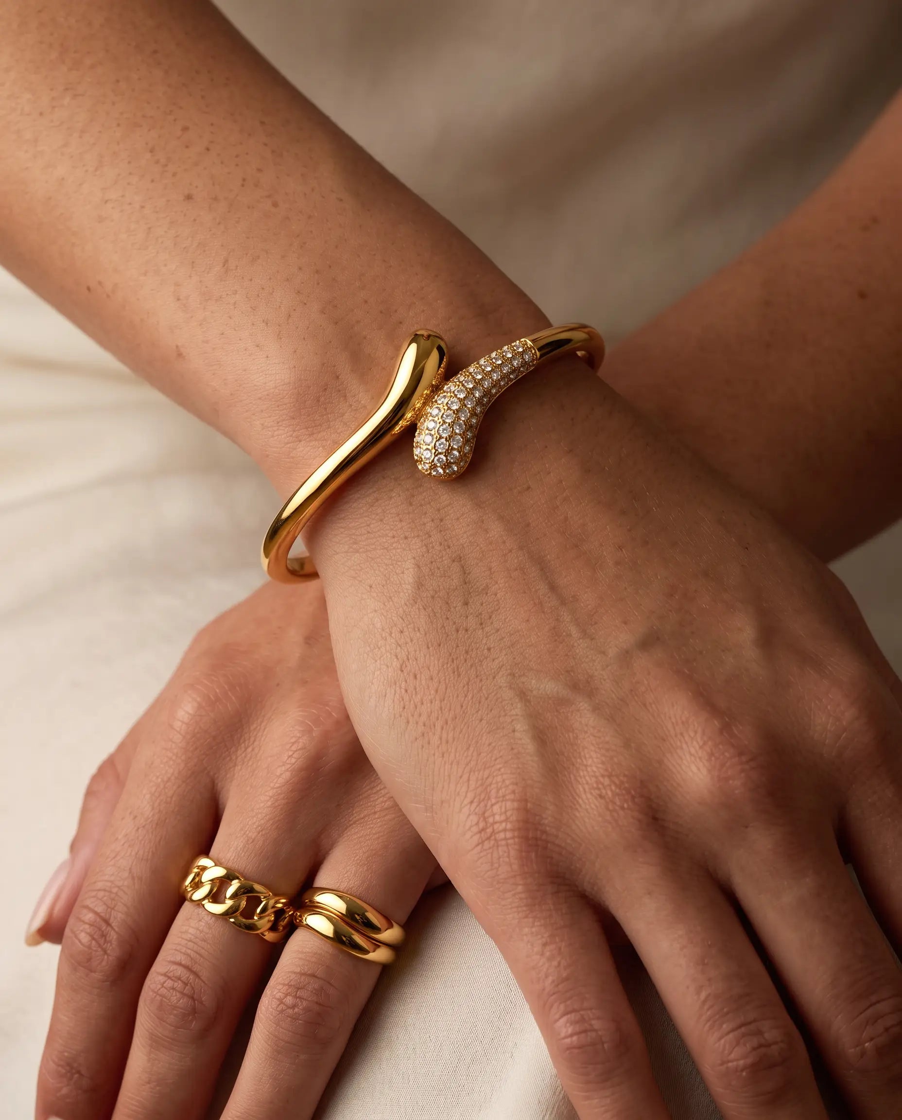cascalia-ai bracelet-226_studio2_a1+ring148+ring111.png