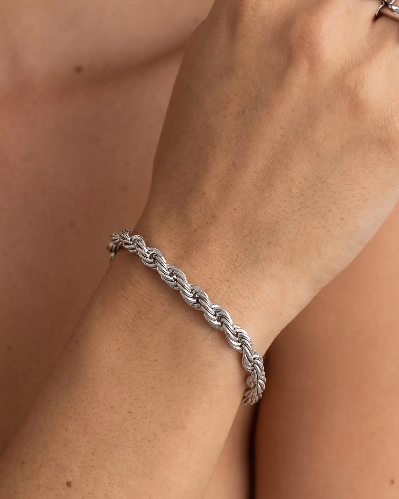 cascalia-ai bracelet-416-5mm-S_lifestyle1_a1+ring156-S+ring103-S.png