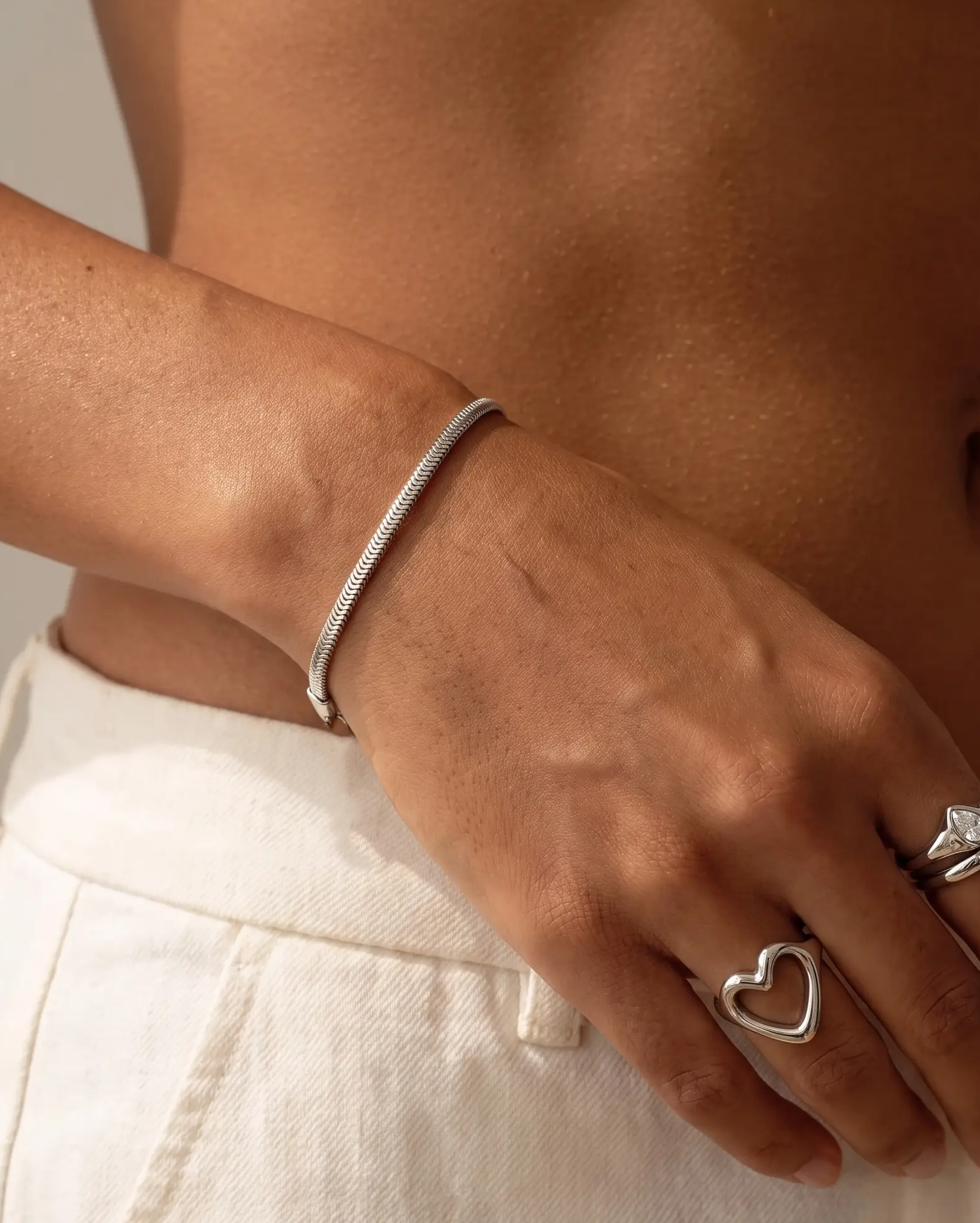 cascalia-ai bracelet-421-2mm-S_studio1_a5+ring142-S+ring302-S.png