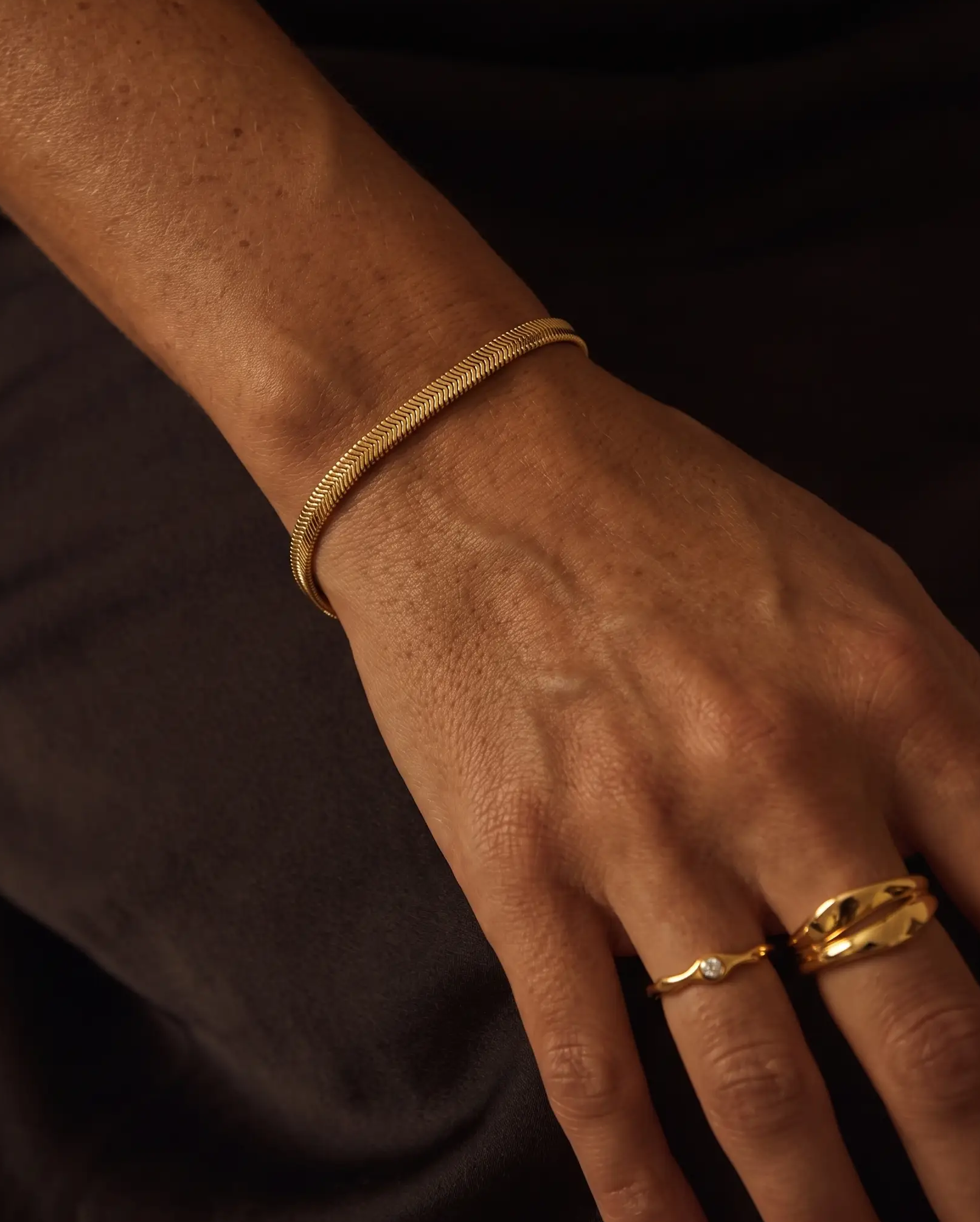 cascalia-ai bracelet-421-5mm_studio2_a1+ring303+ring110.png