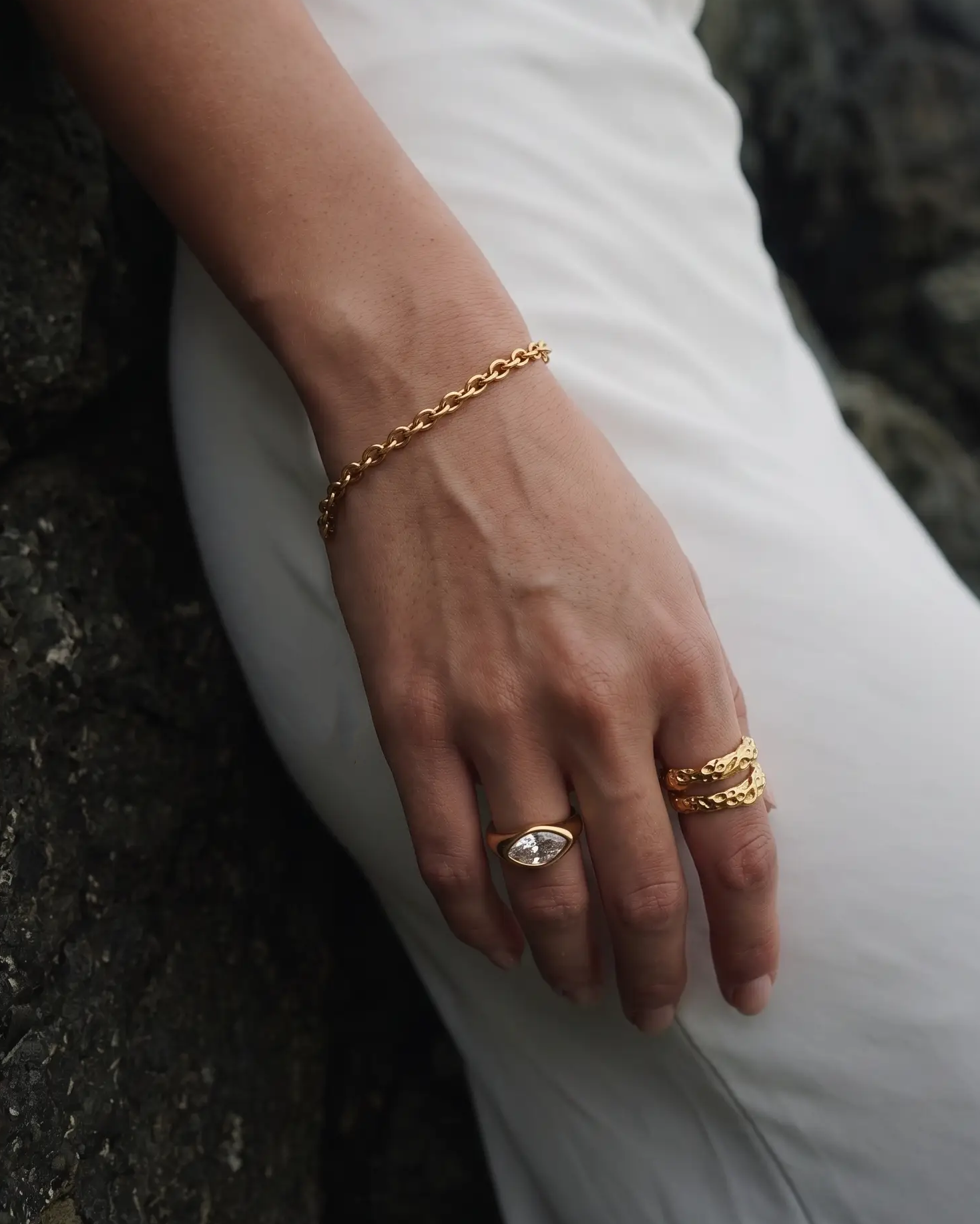 cascalia-ai bracelet-424-3mm_studio2_a2+ring104+ring118.png