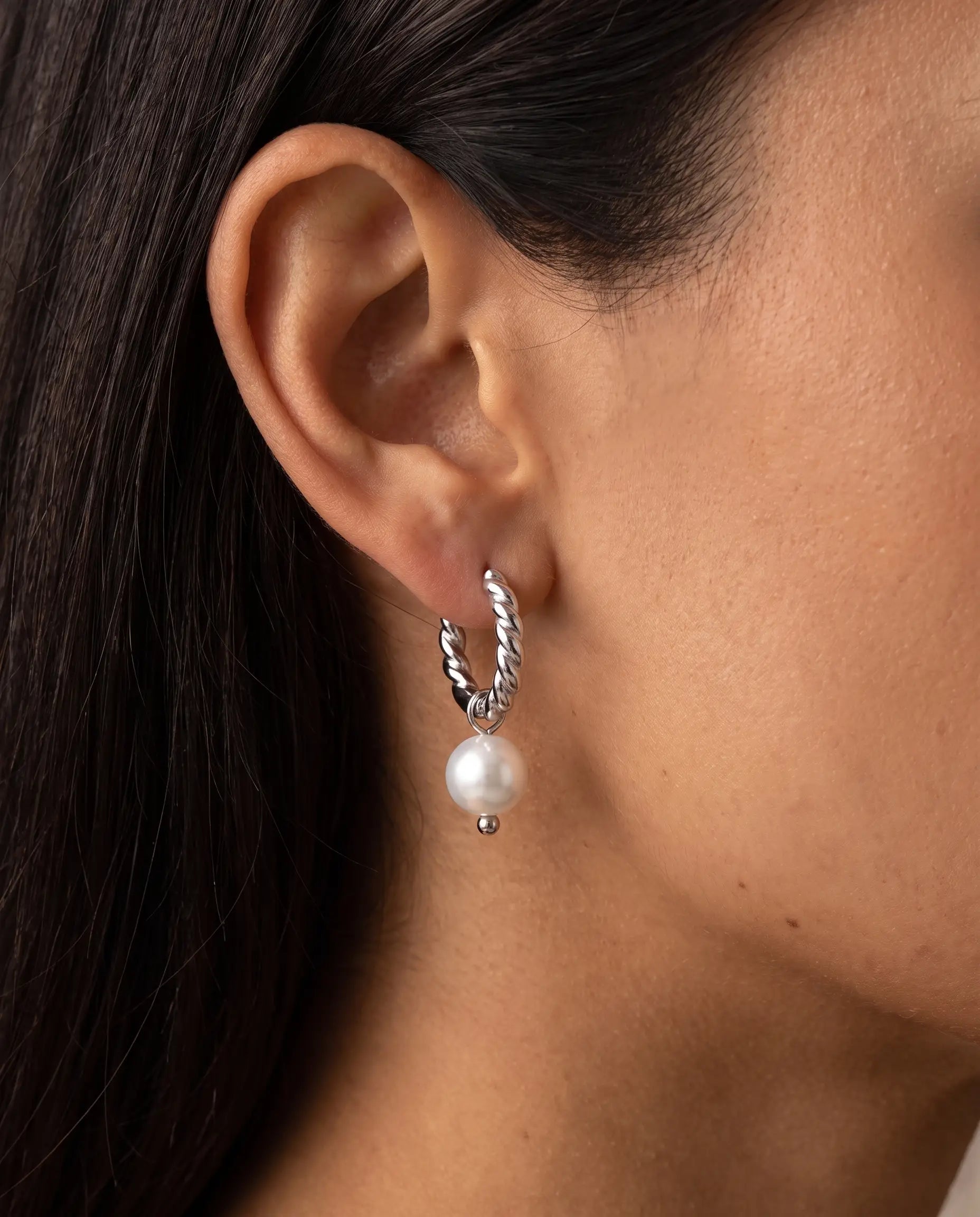cascalia-ai earrings-11-S_lifestyle1_a1+solo.png