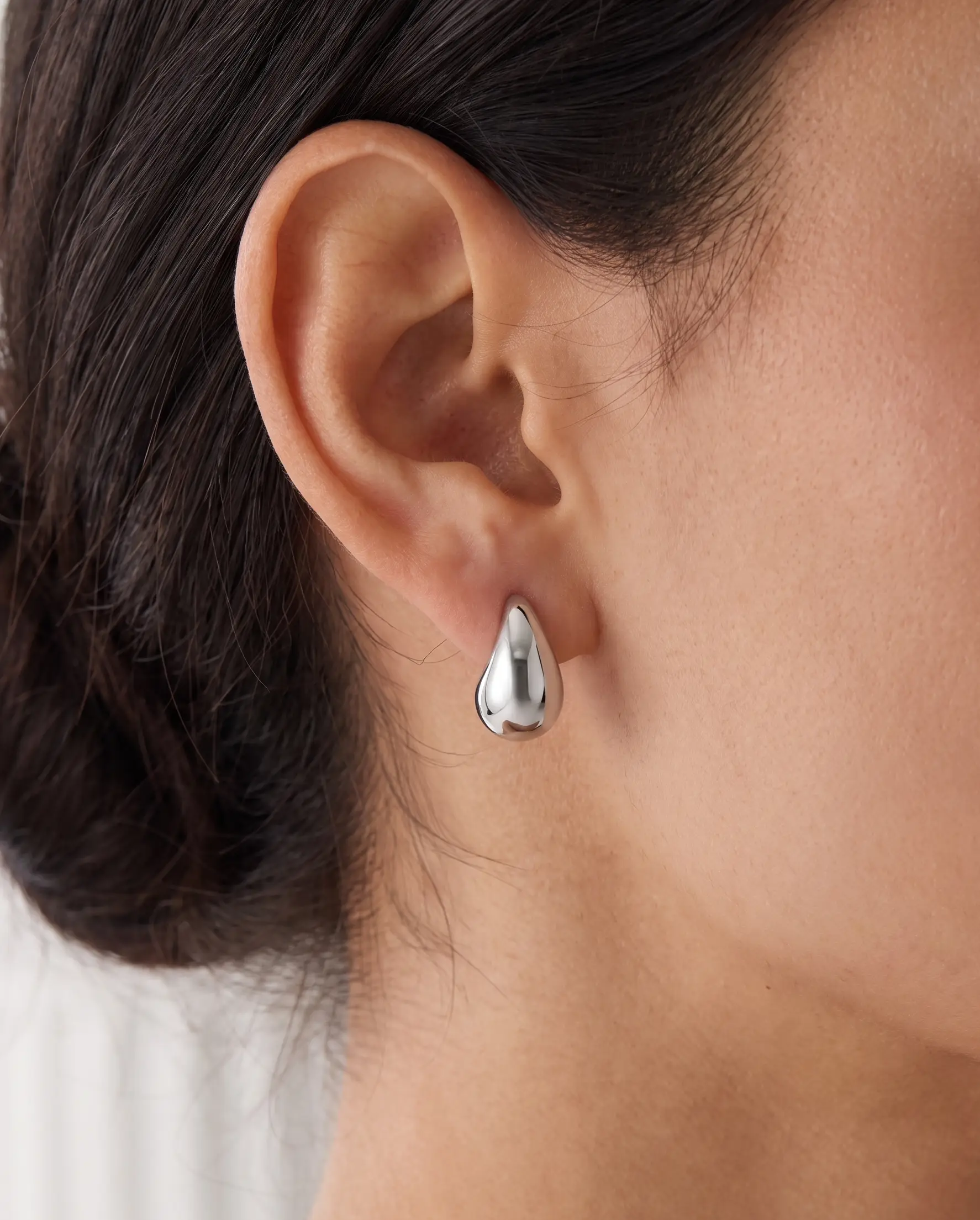 cascalia-ai earrings-14-S_lifestyle1_a2+solo.png
