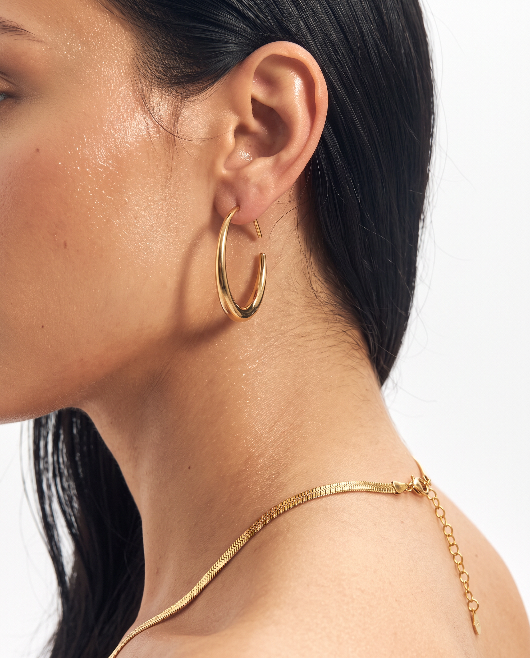 Naia earrings model
