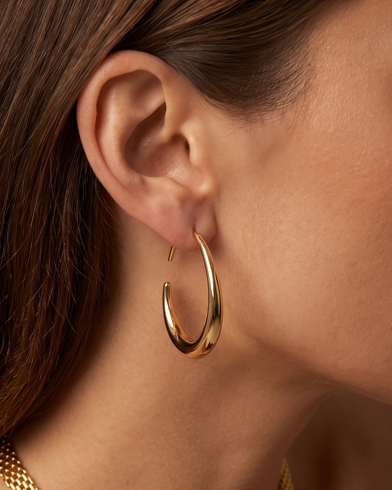 Naia earrings model