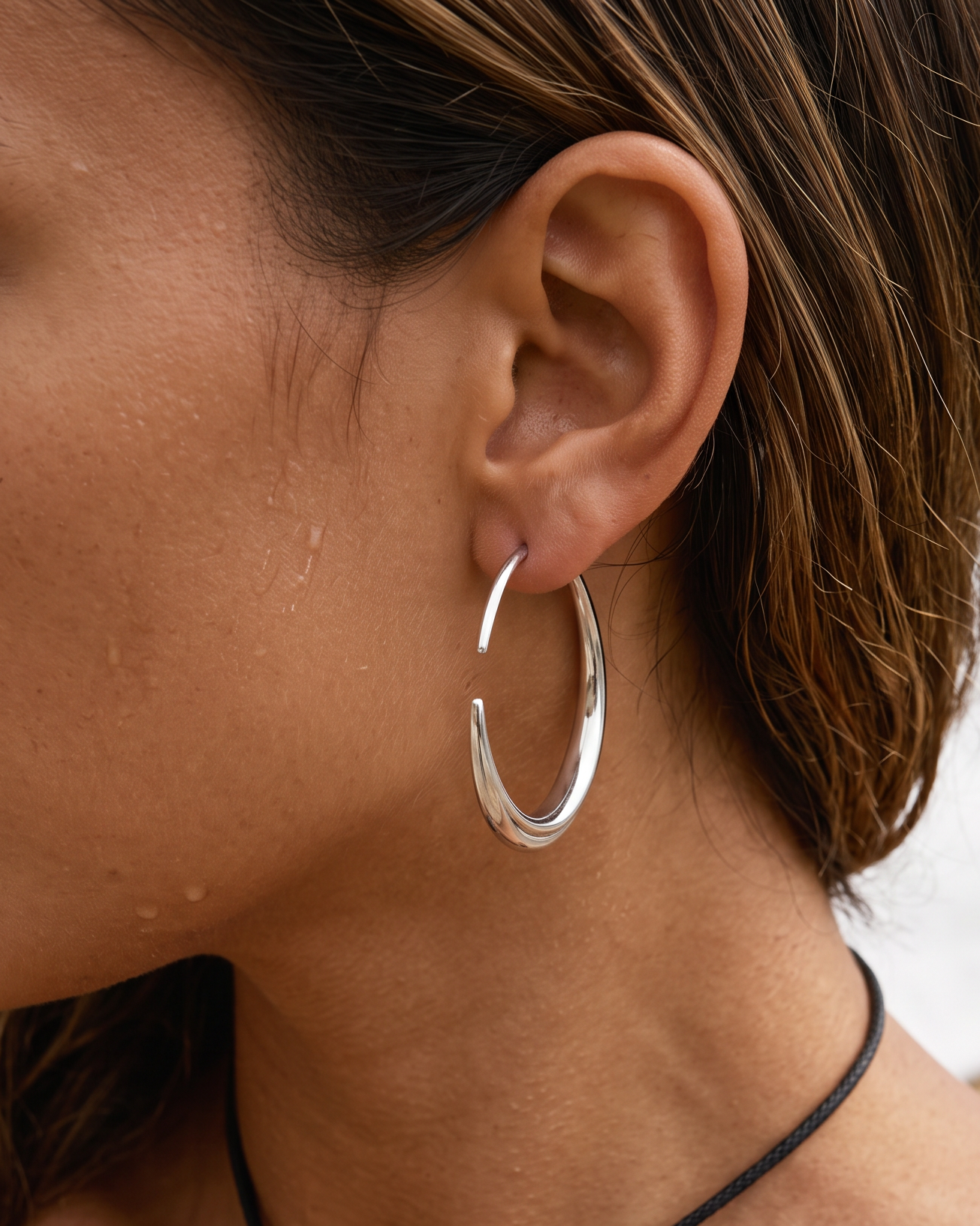 Naia earrings model