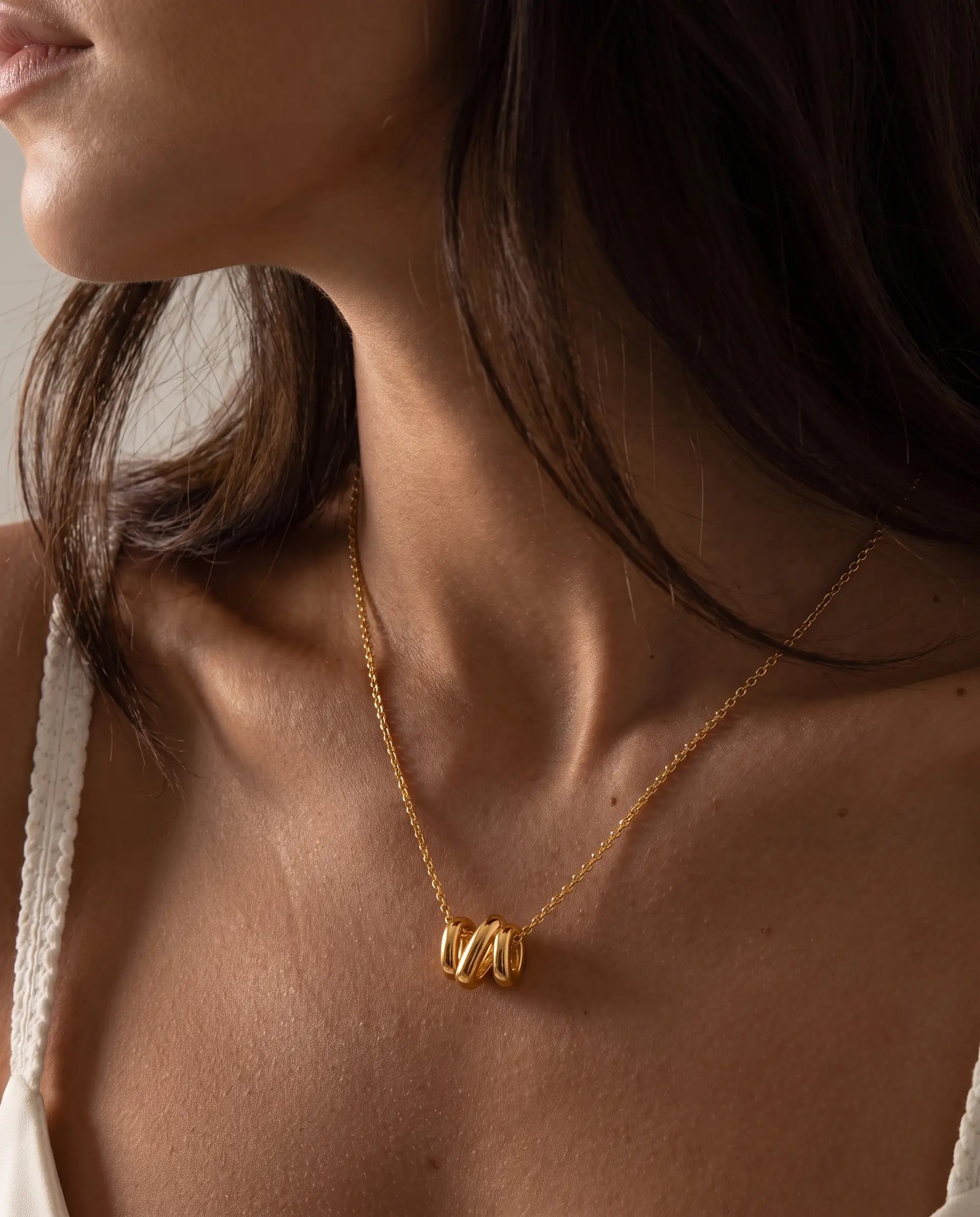 cascalia-ai necklace-253_lifestyle1_a2+solo.png