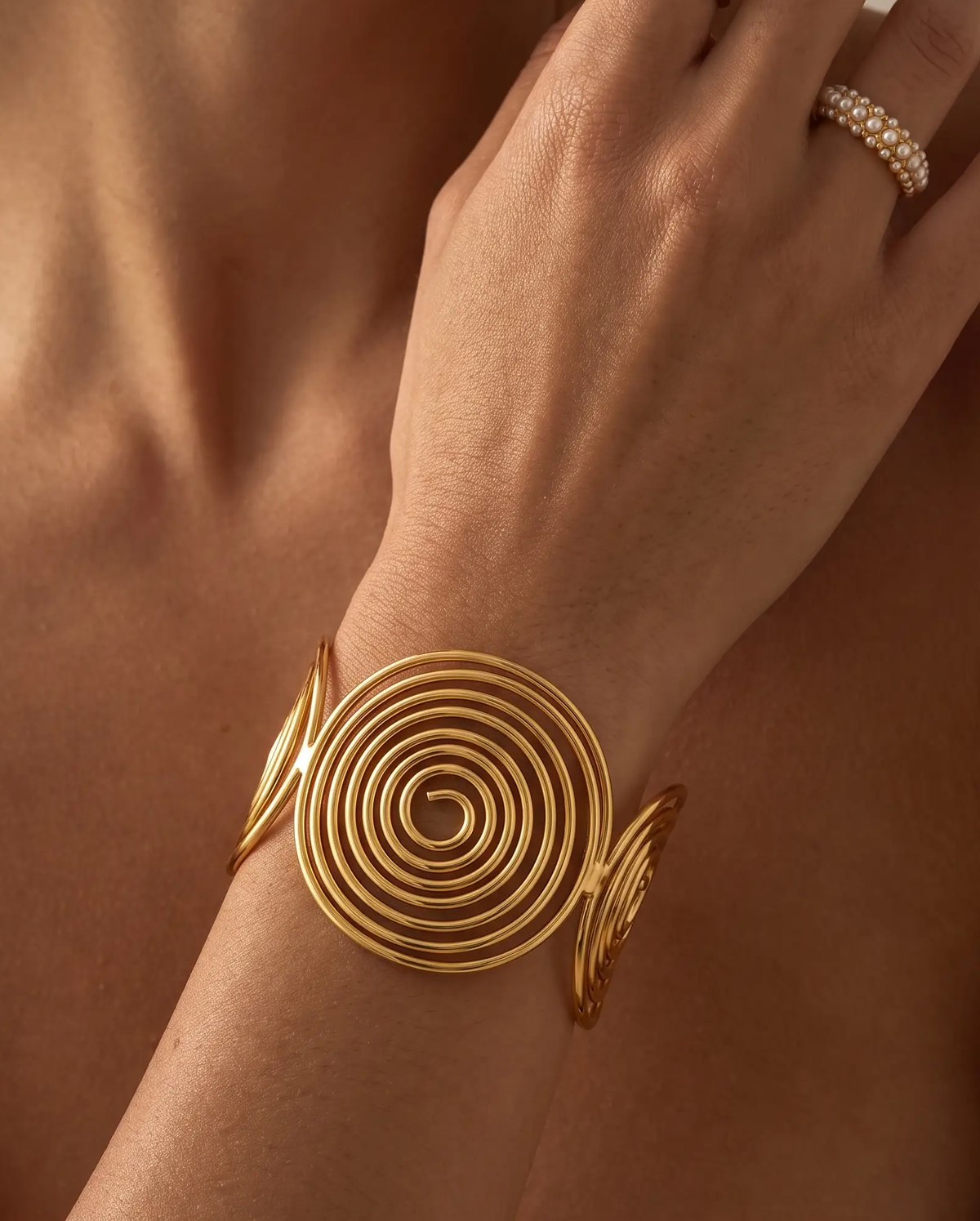 cascalia-ai bracelet-225_lifestyle1_a3+ring117+ring305.png