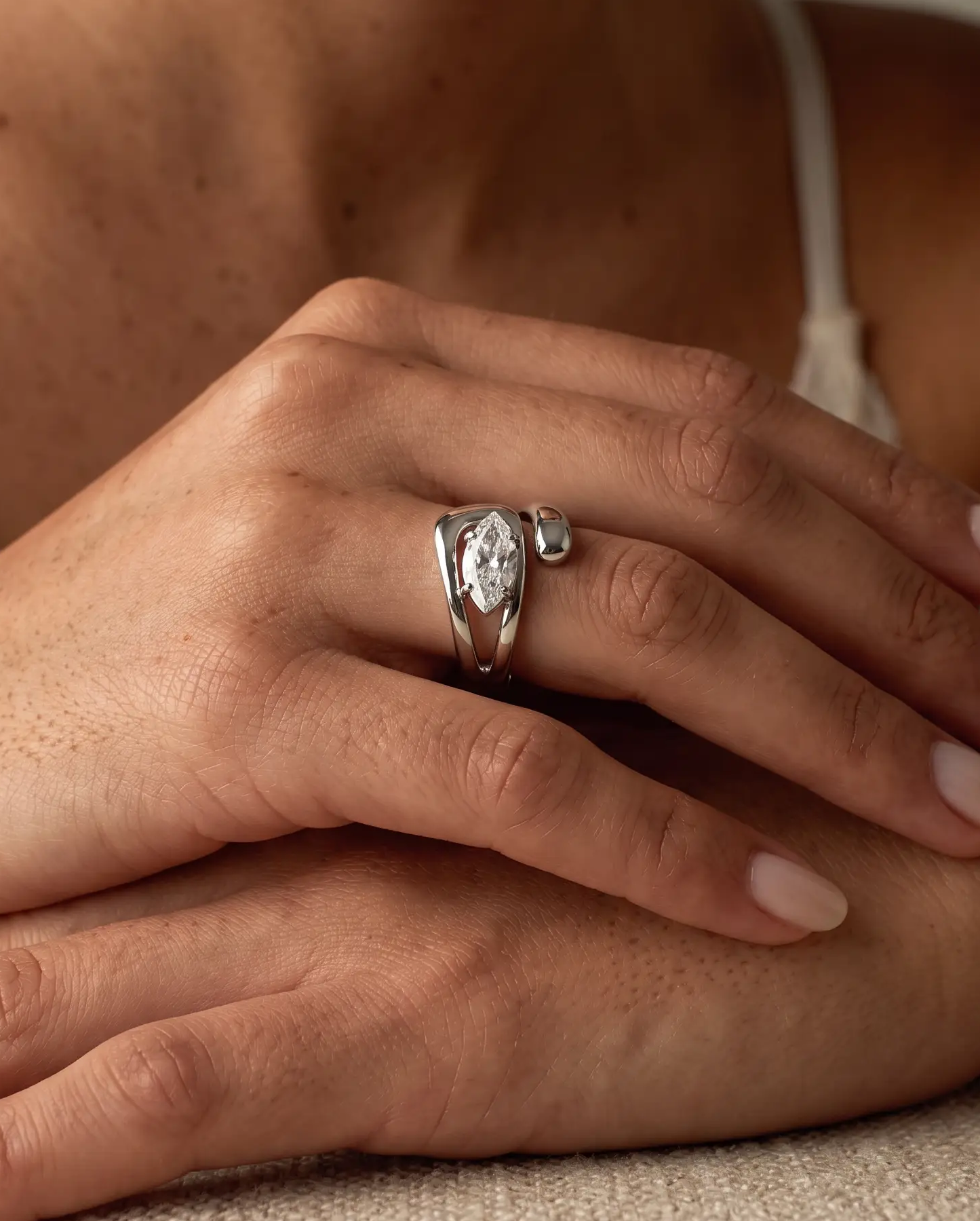 cascalia-ai ring-106-S_studio1_a5+solo.png
